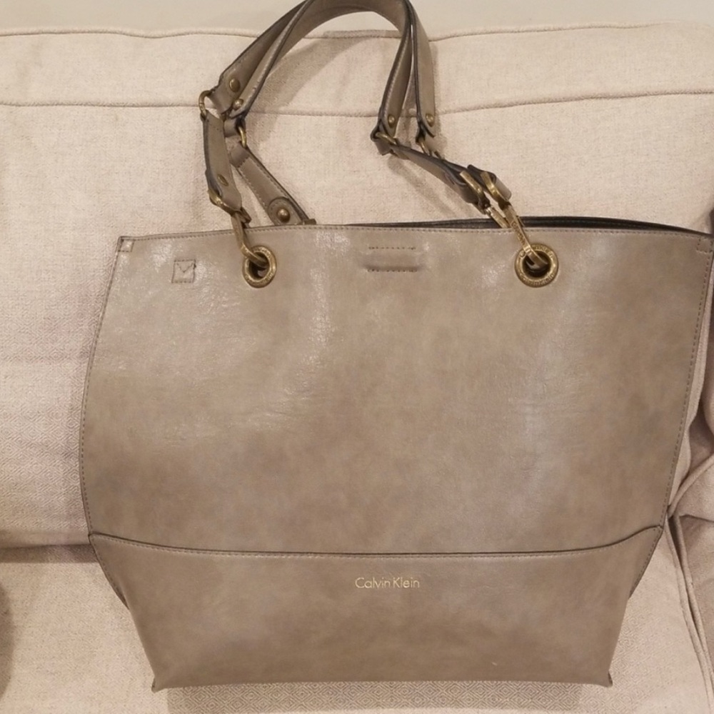 Calvin Klein reversible leather
shoulder tote